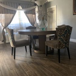 Se Vende Comedor Redondo Grande De 4 Sillas Amplias Modernas Mide 70” Caben Mas Sillas Color Silver