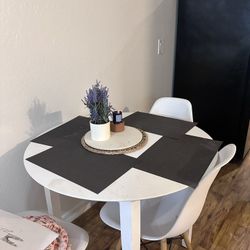 Table & Chairs 