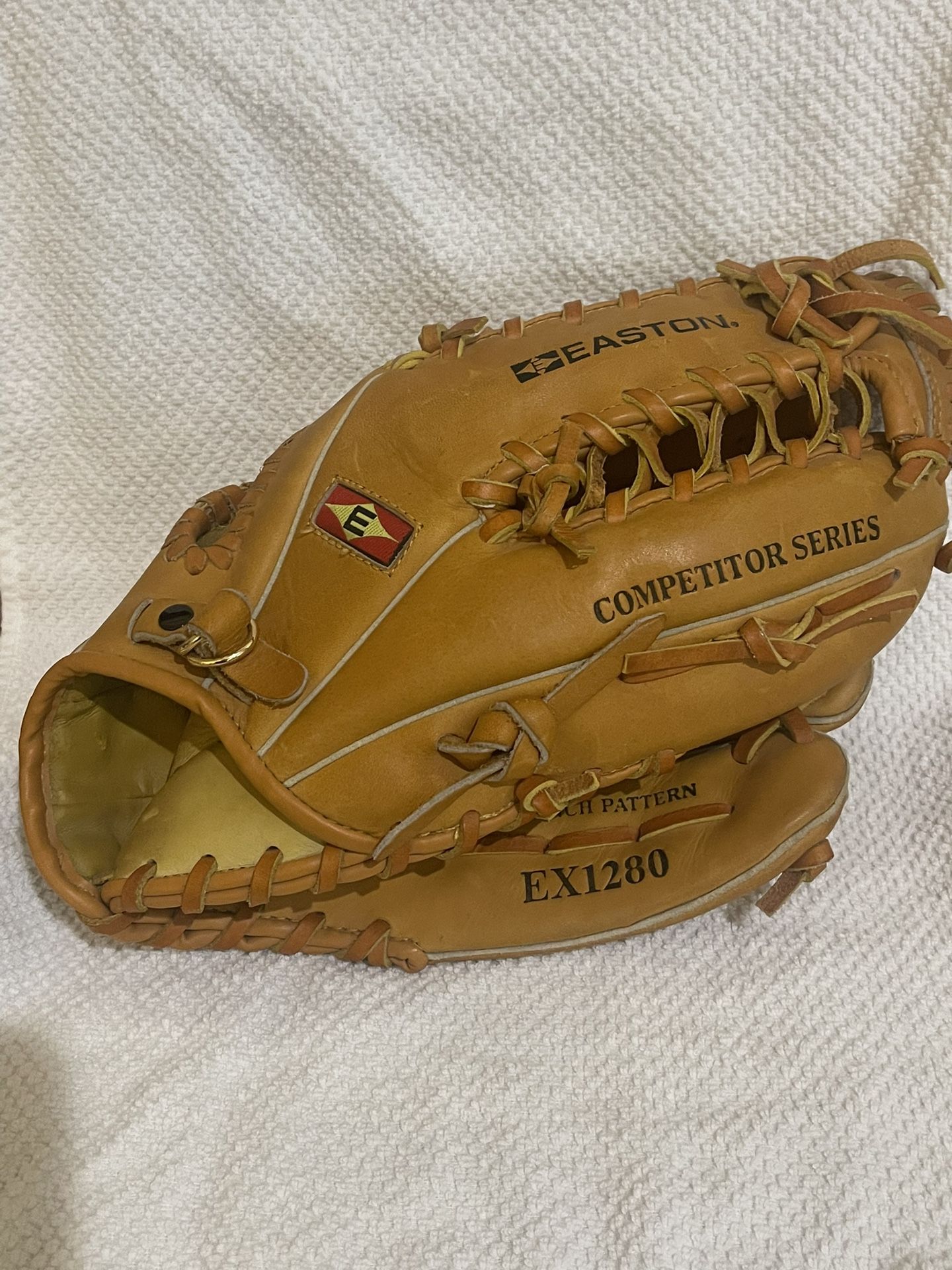 Easton Right hand Throw Glove 12 3/4 Pattern