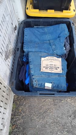Box of Wrangler jeans all different sizes