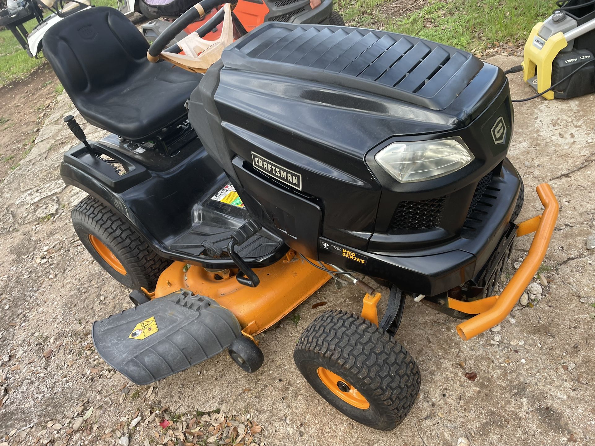 2018 Craftsman T8200 Pro Series 46”Riding Lawn Mower 24hp Low Hours for