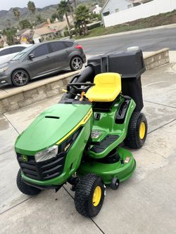 John Deere Gas Mower 42in S100 W Bagger NEW 
