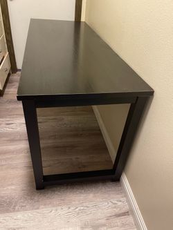 Mesa de metal y madera comprimida