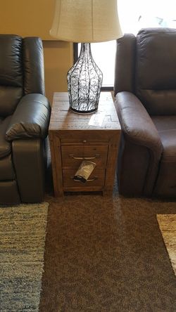 Solid wood end table with 2 drawers and pull out tray