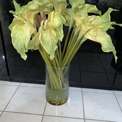 Large Cylinder Glass Vase With Artificial Lily’s 