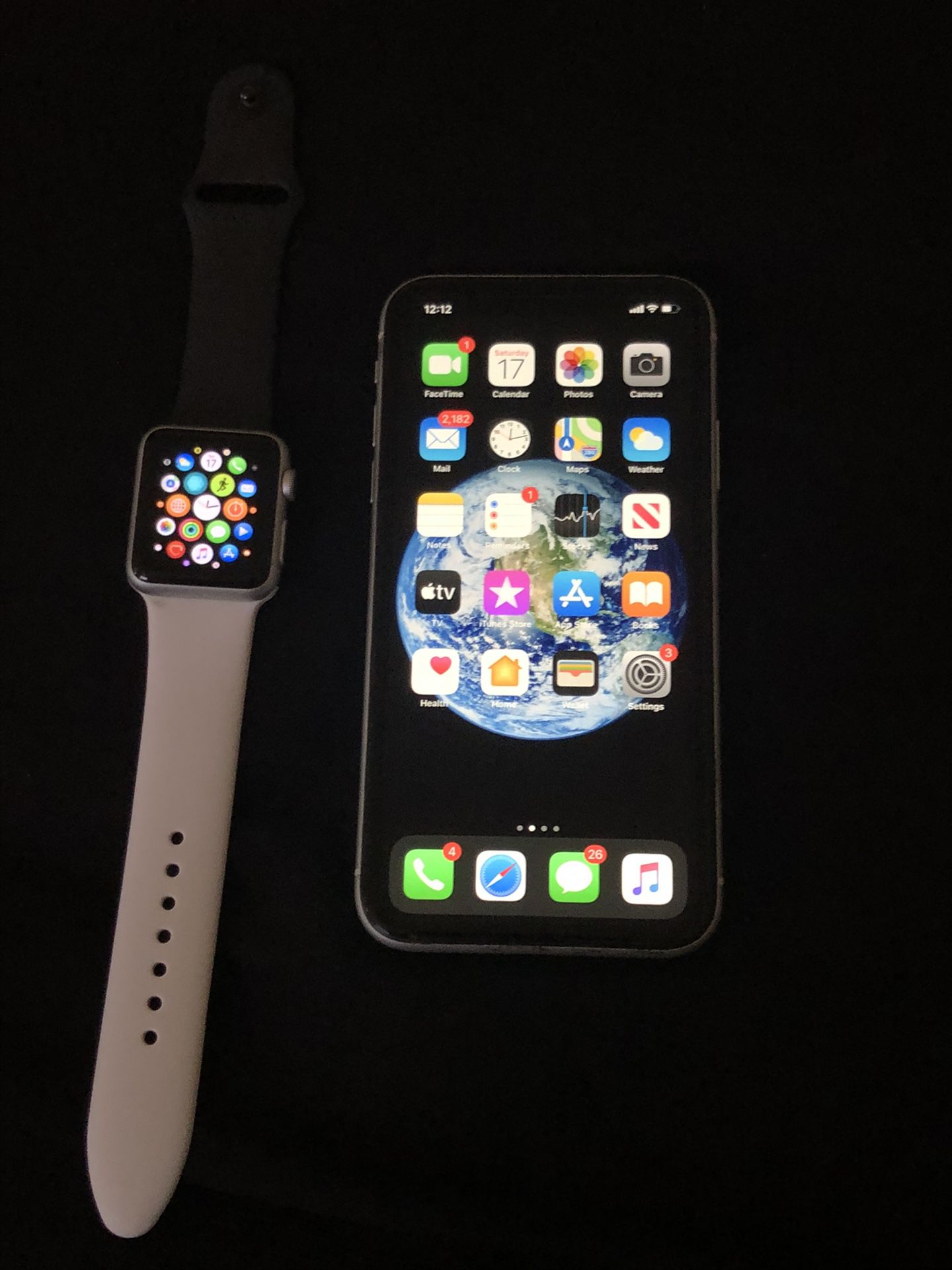 White IPhoneXR 64GB + Series2 Apple Watch