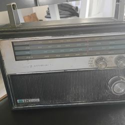 Antique Radio Turns On Needs Antenna 