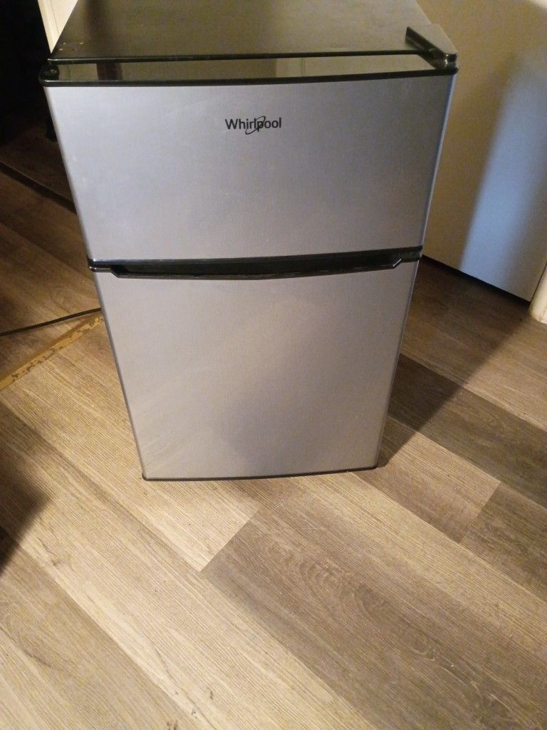 Awesome Whirlpool Mini-fridge/Freezer Combo Barely Used! 