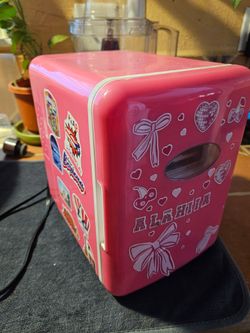Mini fridge, le caben 4 latas de soda, trabaja bien