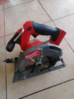 Milwaukee
M18 FUEL 18V Lithium-Ion Brushless Cordless 6-1/2 in. Circular Saw (Tool-Only)