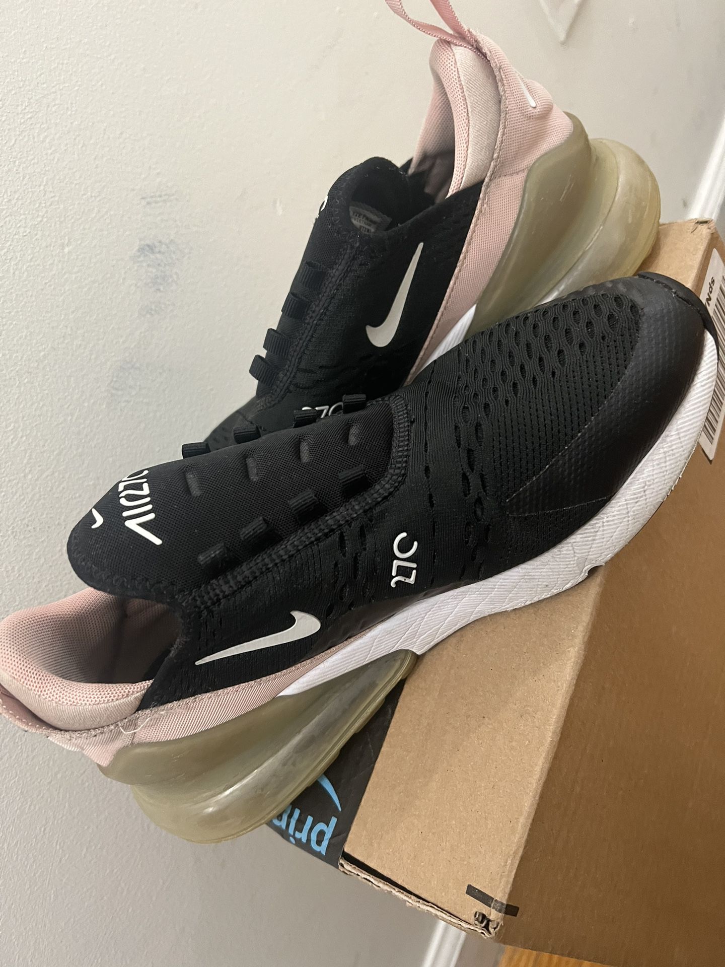 AIR 27C WOMENS size 8 Pink for Sale in Brooklyn, NY