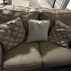 Loveseat Sofa W/pillows 