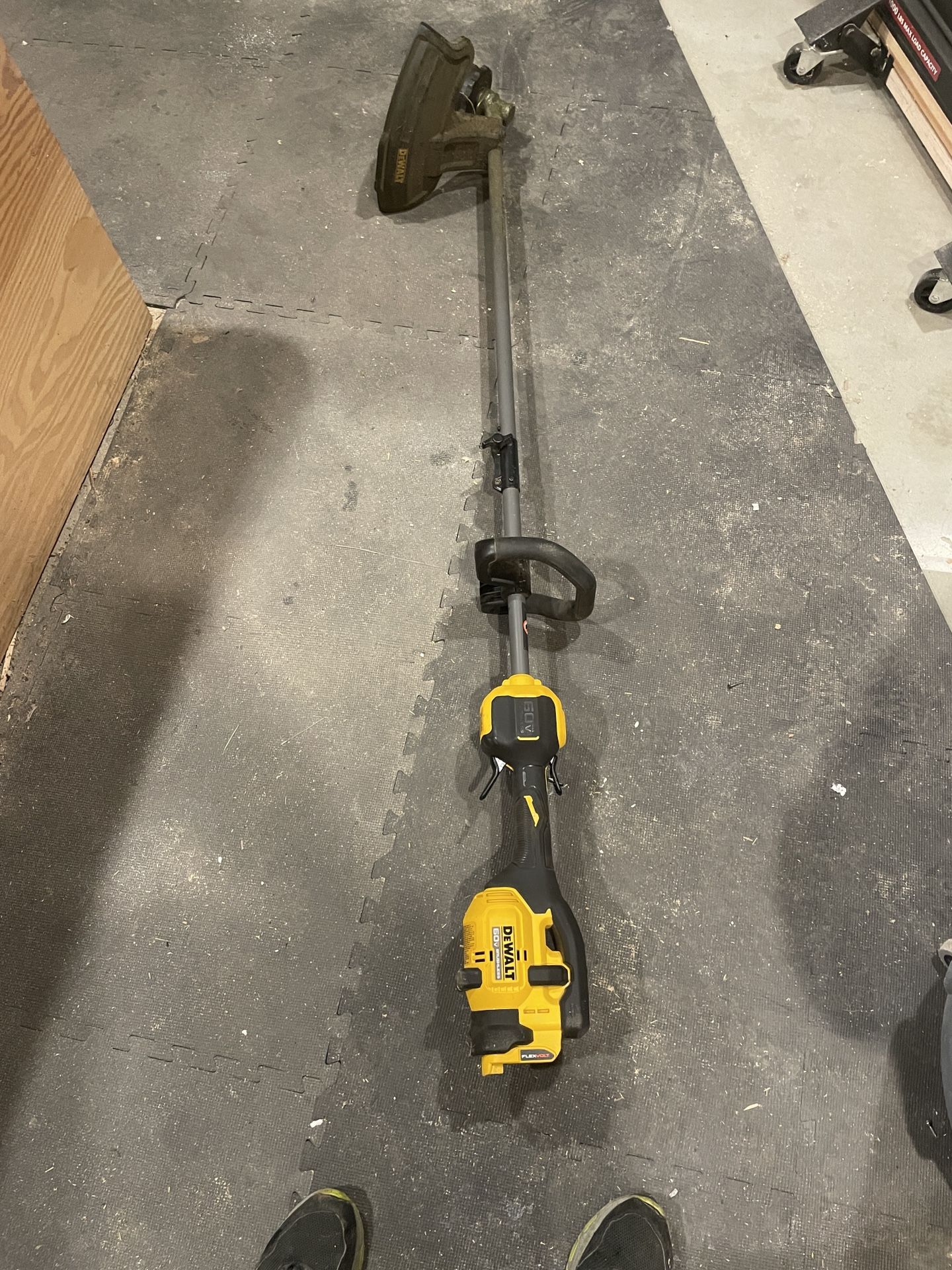 Dewalt DCST972 Flexvolt 17” String Trimmer