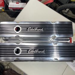Edelbrock 4263 Chevy Finned Valve Covers