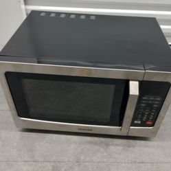 Toshiba Countertop Microwave 20x15x12 in
