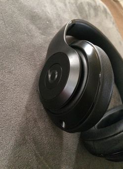 Beats by dre studio 2 wireless brand new