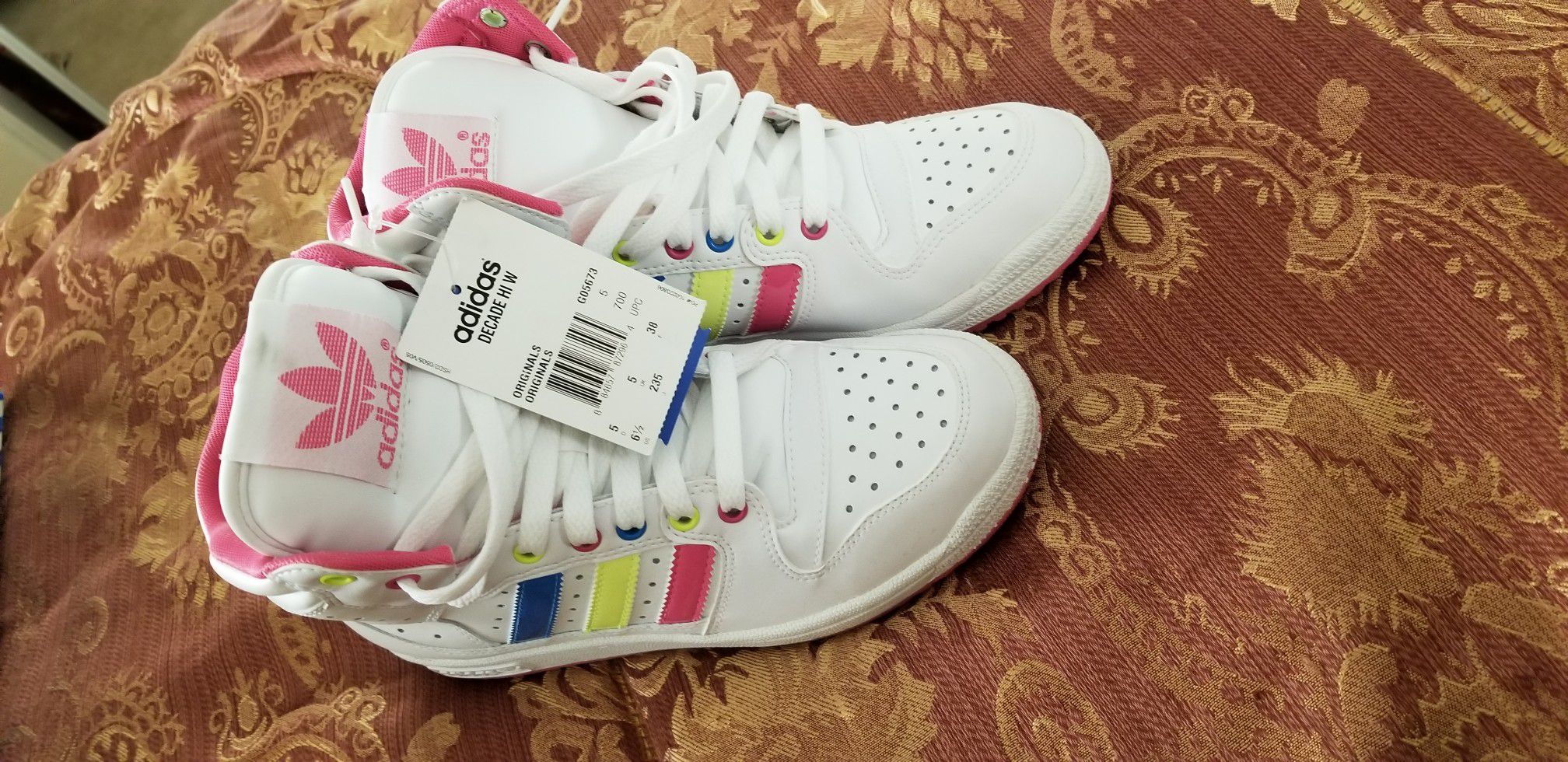 Womens Adidas size 6.5 tennis shoes