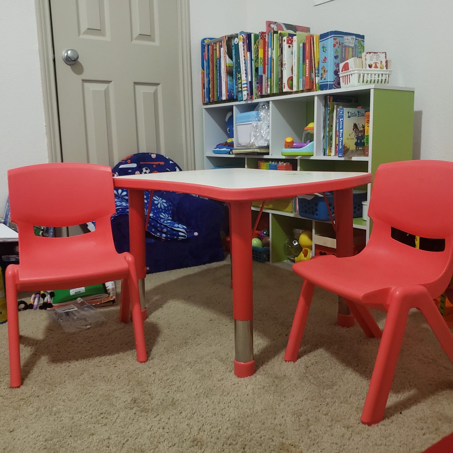 Kids Table with 2 chairs