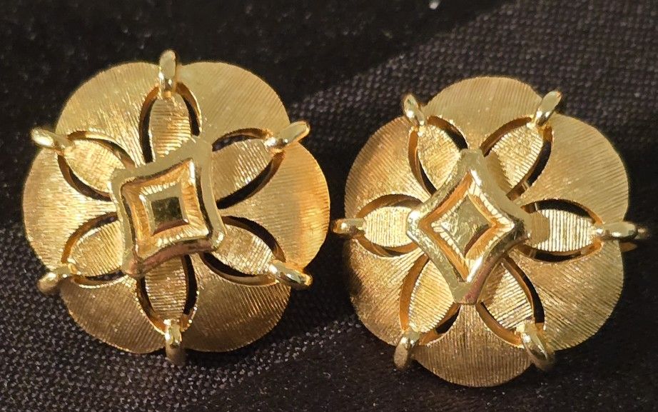 Vtg. Signed Crown Trifari Goldtone Brushed Floral Design Clip-on Earrings Very Rare!