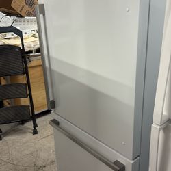 Top Fridge Bottom Freezer 31” Wide Refrigerator