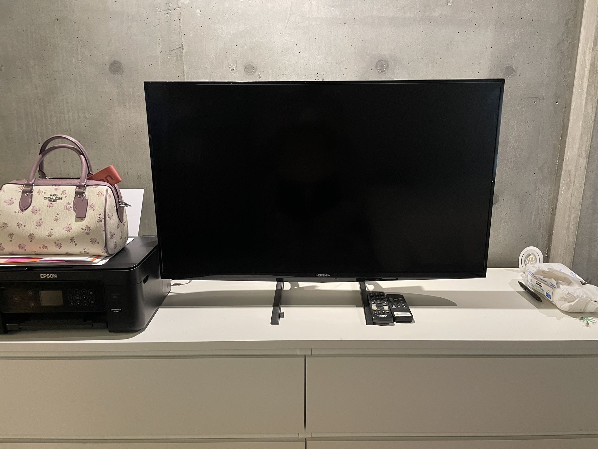 Insignia TV 40-inch
