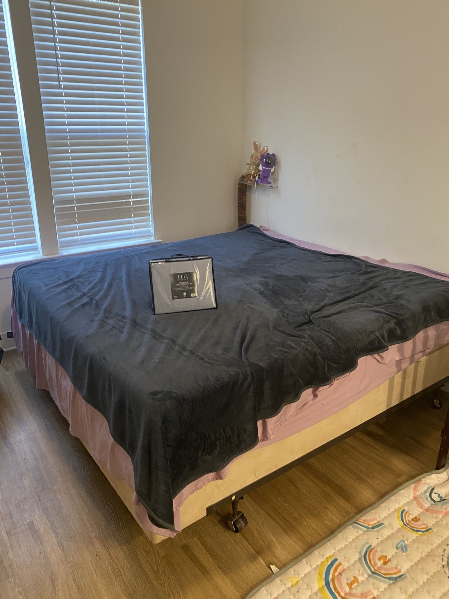 Urgent Need Gone!!!! Only 200 Full  SetTemper -Pedic King Size mattress Set With Twin  Bed Bases   An Any Size Bed Frame A Only Asking 200