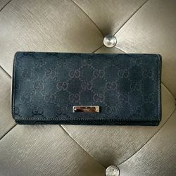 Authentic Classic Gucci Wallet In Black Emblem  (Large)