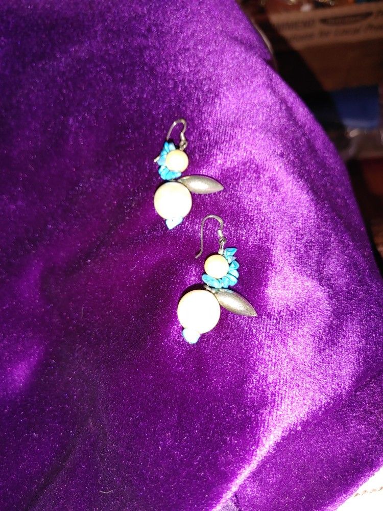 Pearl and turquoise dangle earrings.