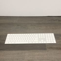 Apple Magic Keyboard with Numeric Keypad •Bluetooth •In clean & great condition 