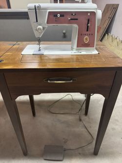 Singer Fold-out Machine W/Table