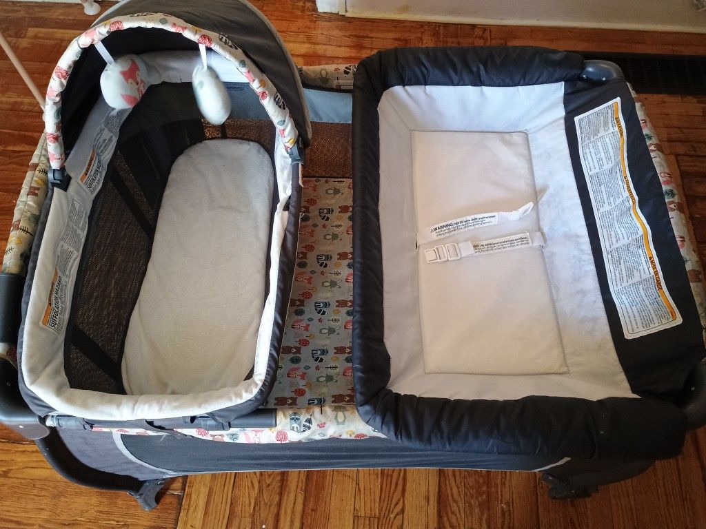 Make A Offer Pack and Play With Bassinet And Changing Table