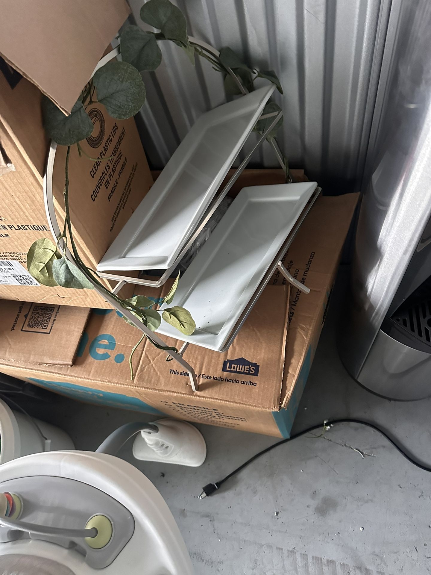 Plate decor with plates $10 i Have about 6 of them $10 each includes plates