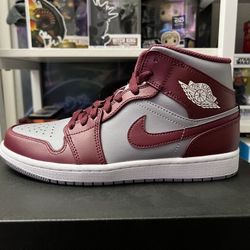 Air Jordan 1 Mid Size 7.5 Men