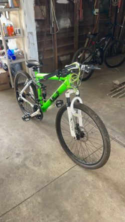 Genesis V2100 26” mountain bike