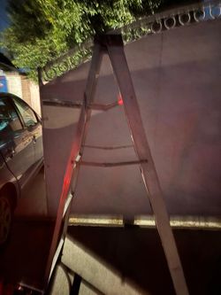 6 FOOT ALUMINUM LADDER
