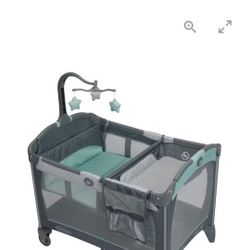 Graco baby bed (Pack 'n Play® Change 'N Carry™ Playard)