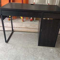 Black Desk