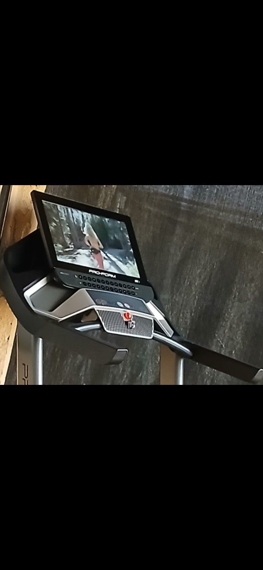ProForm Pro 9000 Smart Treadmill With 22" Pivot HD Touchscreen New