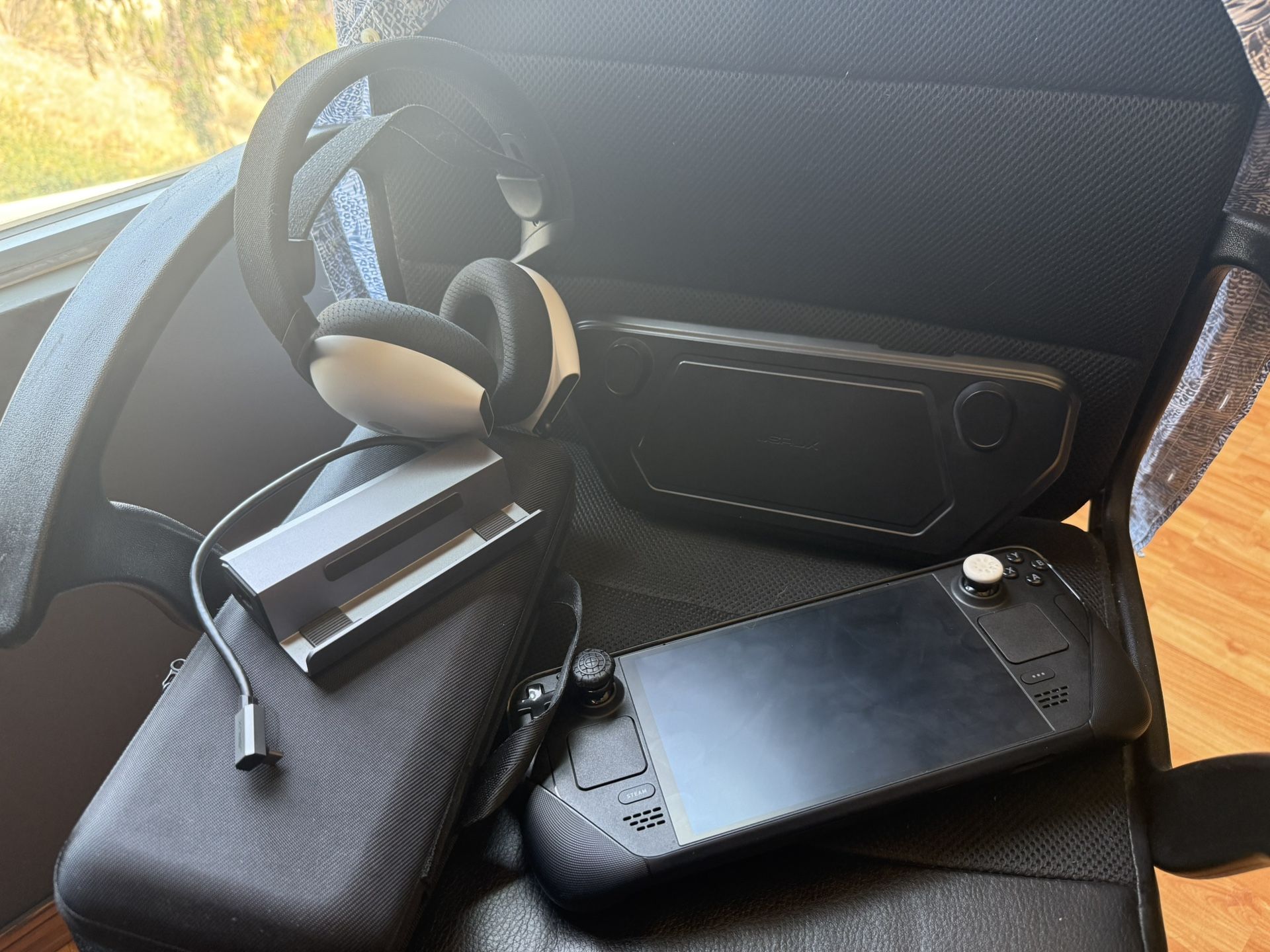 1tb oled Steam Deck W/ Alienware Tri Mode Wireless Headset, And Jsaux Cover And Dock