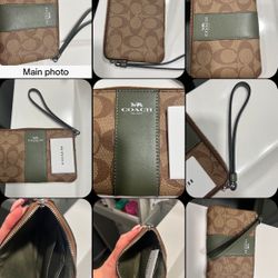 New Coach Signature Zip Wristlet