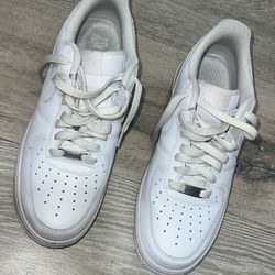 Men Airforce 1s Size 9