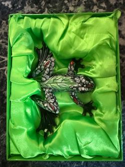 Tree frog figurine