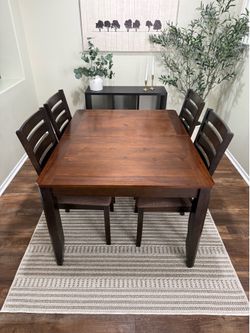 Dining Room Table w/ 6 Chairs