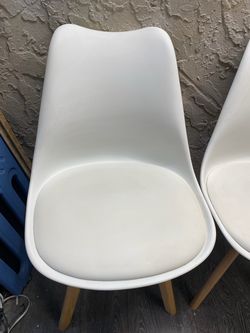 ONE Mid-Century Modern White Shell Office or Desk Chairs with Wood Legs - Local Delivery for a Fee😀