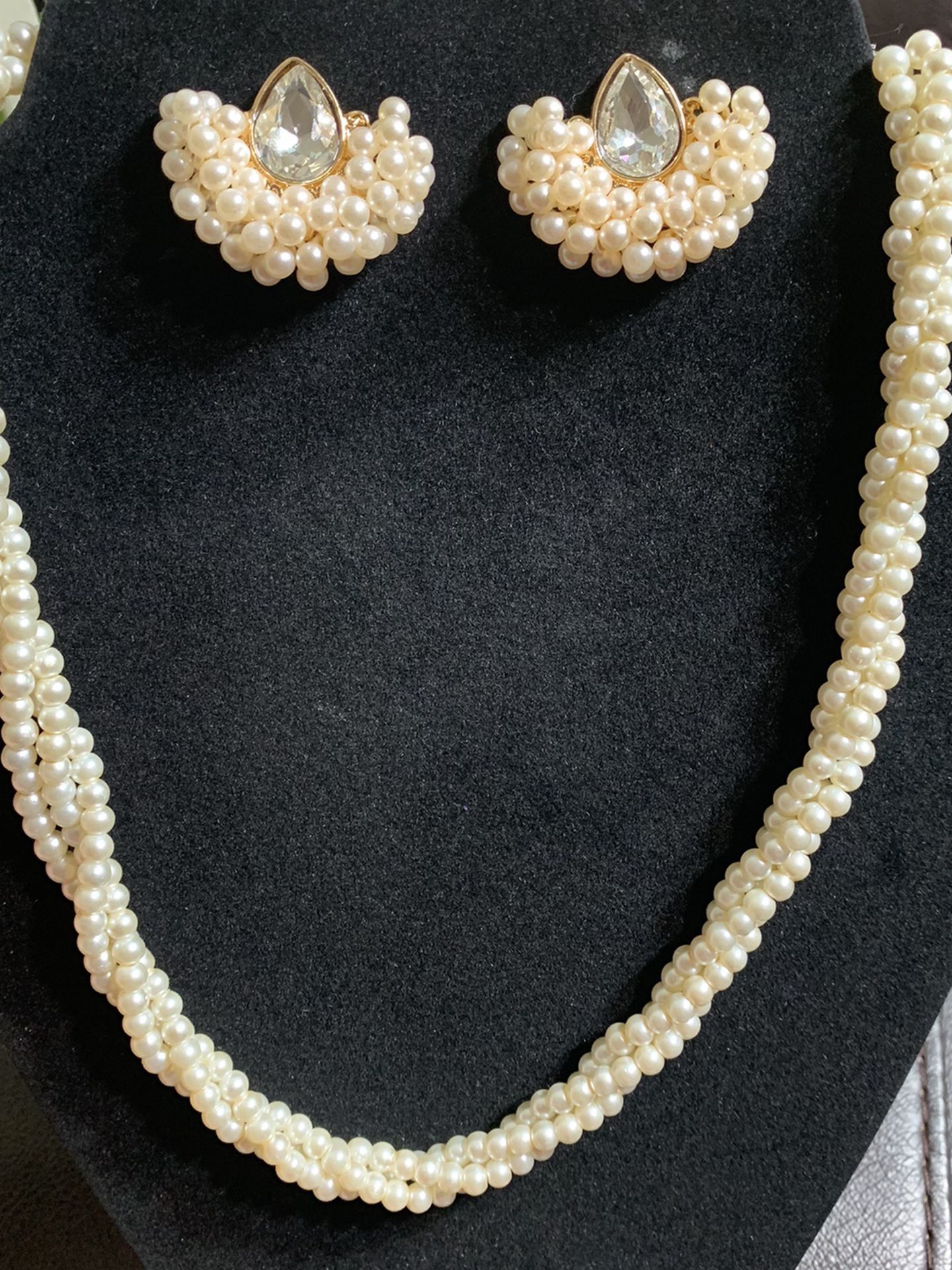 beautiful pearl . handmade necklace set.