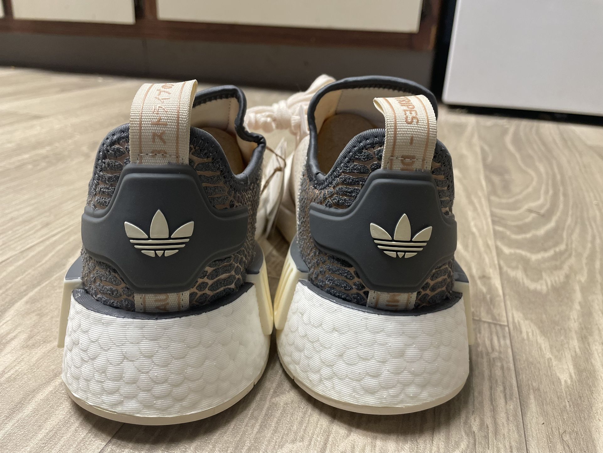 Adidas Woman Sz 8