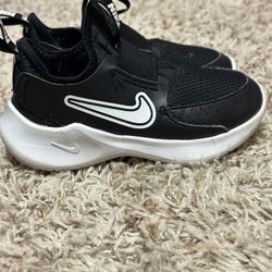 BOYS NIKE FLEX RUNNER 3- size 10