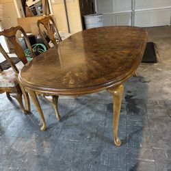 Dining room table with six chairs and two leafs