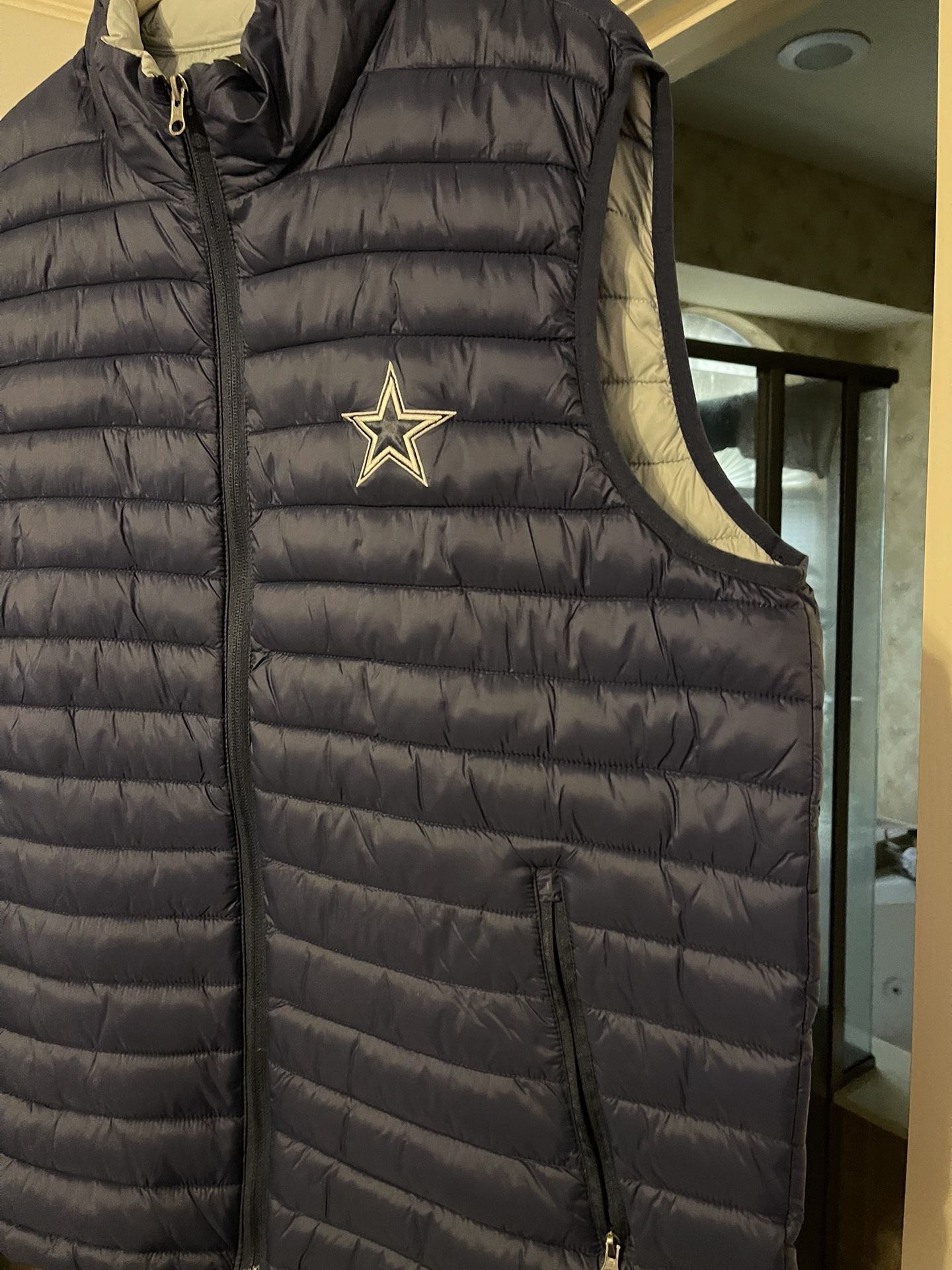 Dallas cowboy's Puffy Vest for Sale in Mansfield, TX - OfferUp