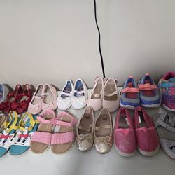 Toddler girls shoes #8, $5 each/Zapatos para niña pequeña, #8, $5 c/u